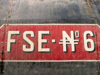 Sui quattro lati � incisa poi l�iscrizione bianca su sfondo rosso �Numero 6 F.S.E.�. Questo perch� la Noci era la sesta di un lotto di 13 locomotive realizzate dall�azienda belga Saint L�onard e acquistate dalla Ferrovia Bari- Locorotondo, linea poi accorpata alle Fse